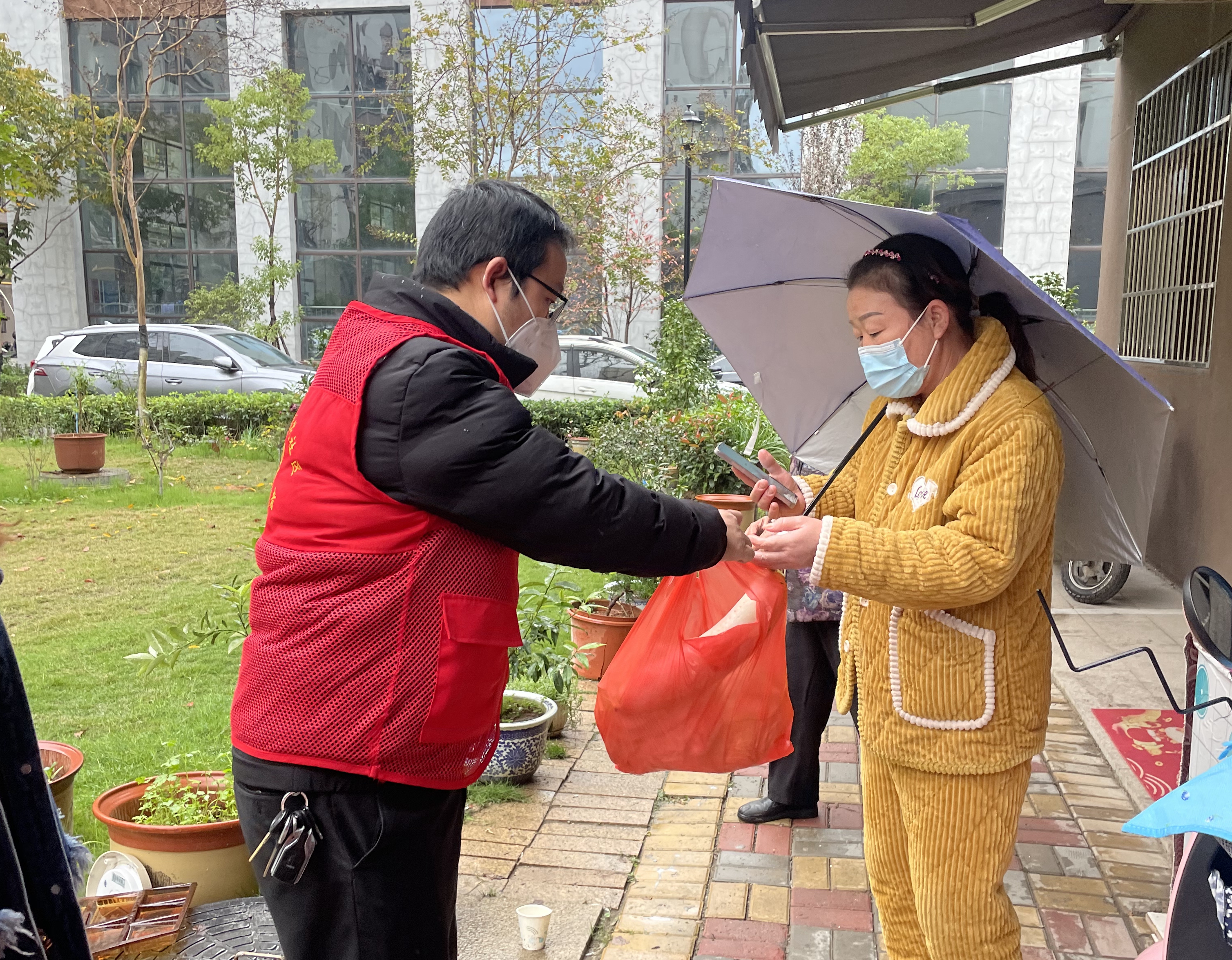 給困難戶發(fā)放物資 (1)_副本.jpg 給困難戶發(fā)放物資 (1)_副本.jpg