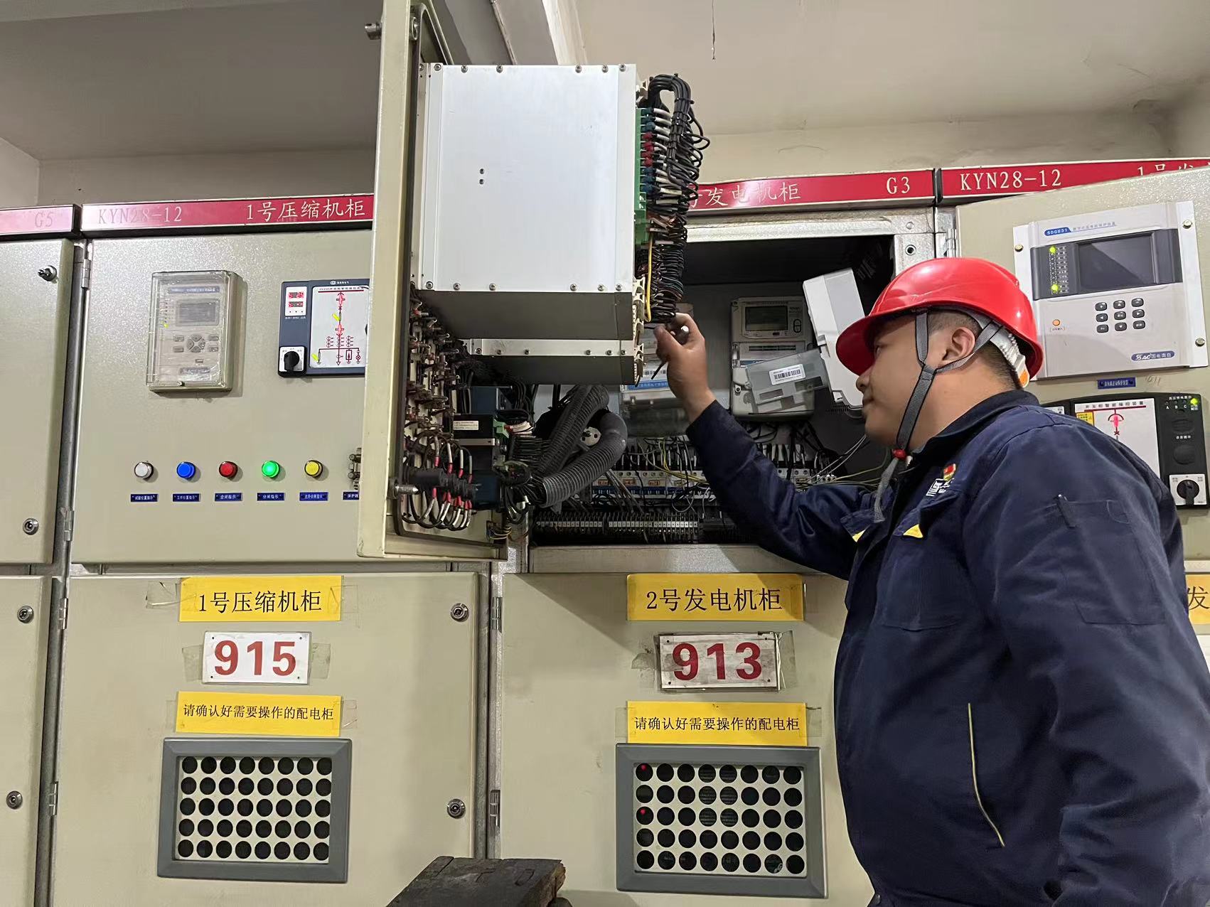 霍建城維修2#燃氣發(fā)電機.jpg 霍建城維修2#燃氣發(fā)電機.jpg