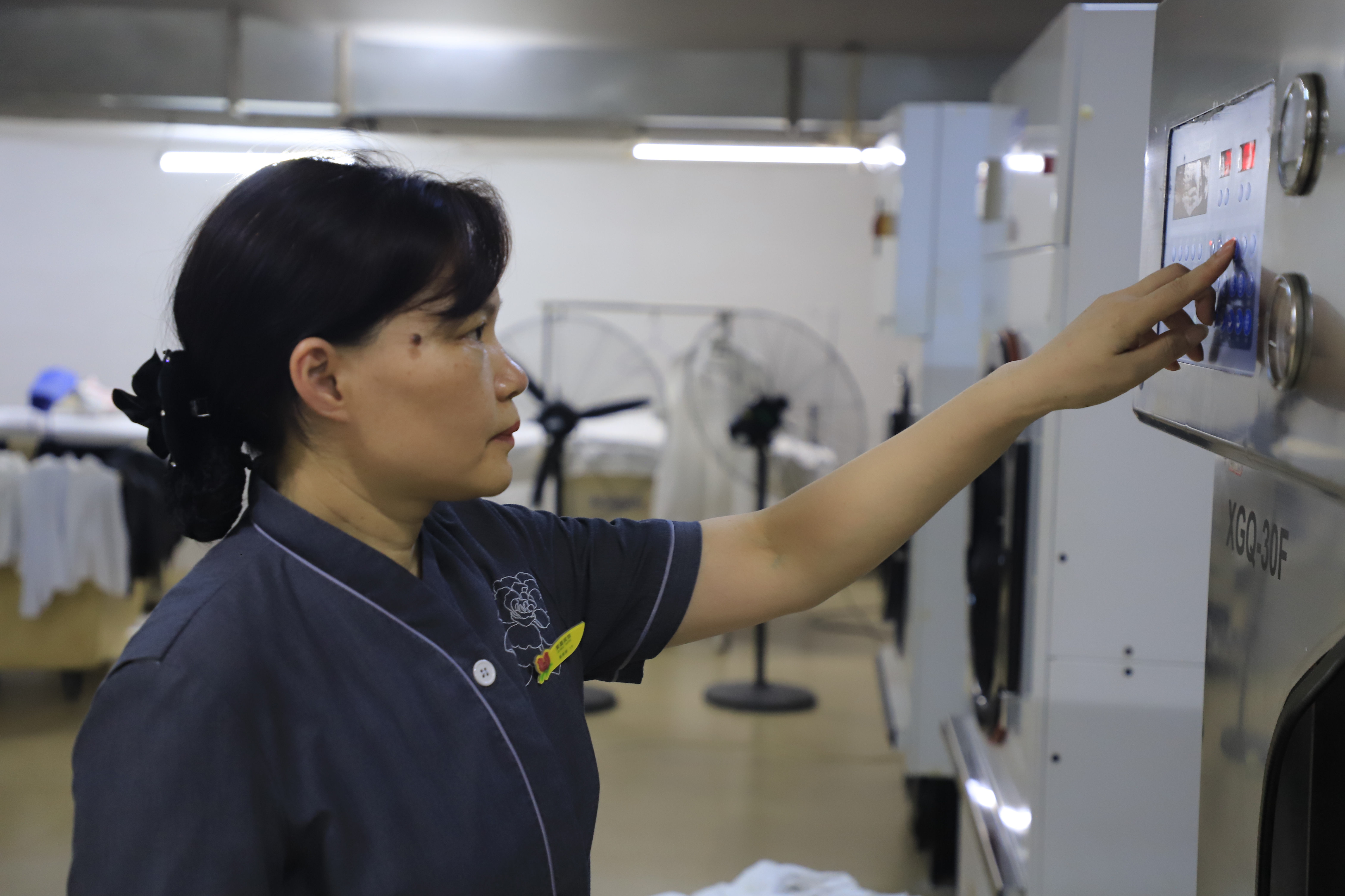 朱細(xì)枝洗衣房工作照.jpg 朱細(xì)枝洗衣房工作照.jpg