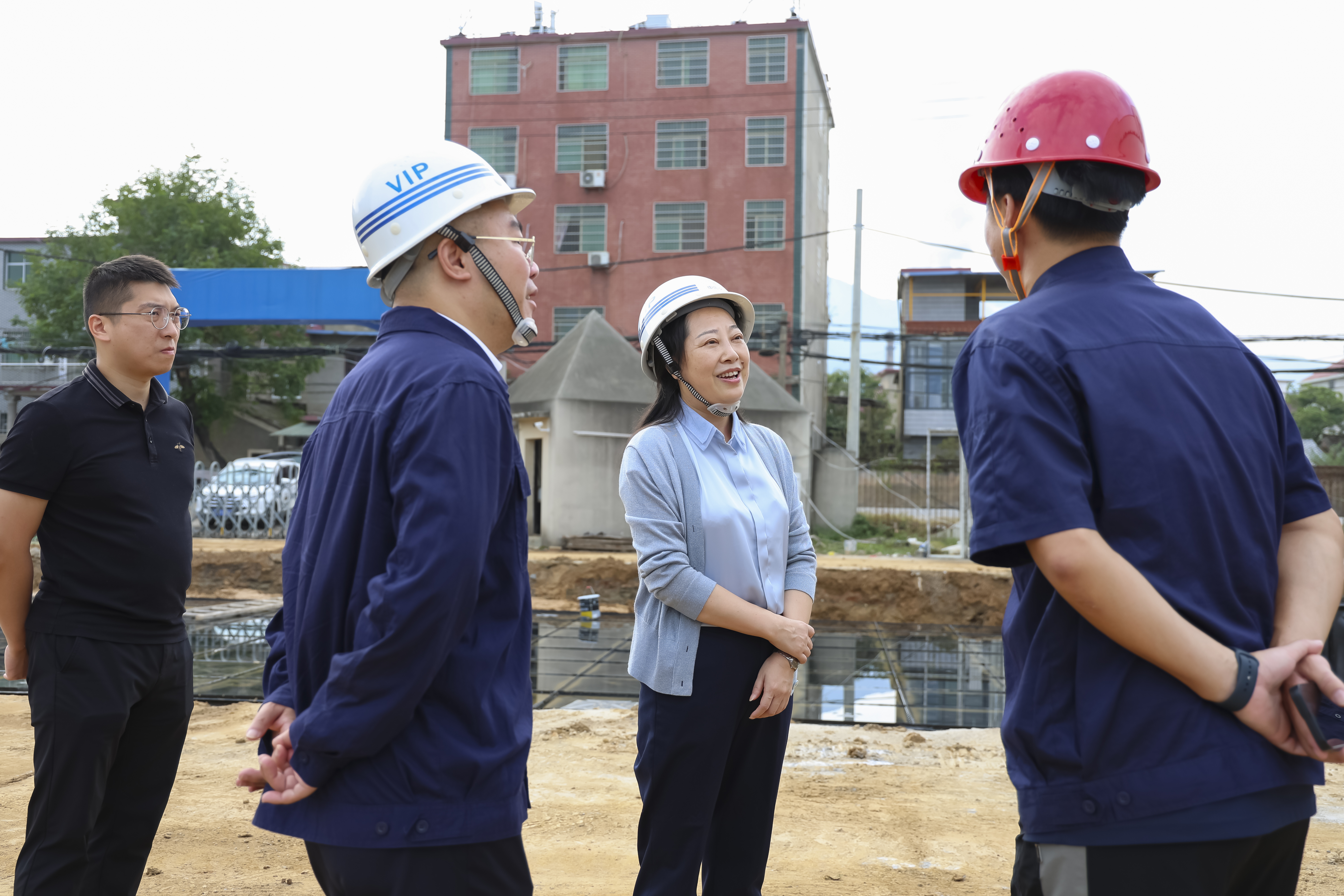 圖2 聽取項目情況.jpg 圖2 聽取項目情況.jpg