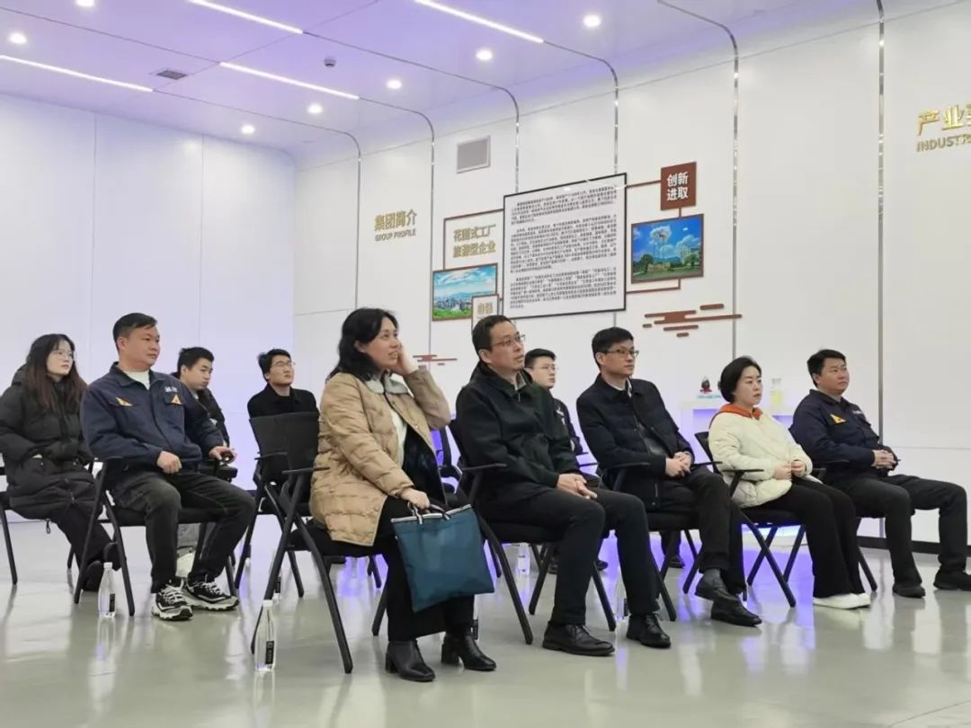 圖2 觀看企業(yè)宣傳片(集團(tuán)總部 劉微微攝).jpg 圖2 觀看企業(yè)宣傳片(集團(tuán)總部 劉微微攝).jpg