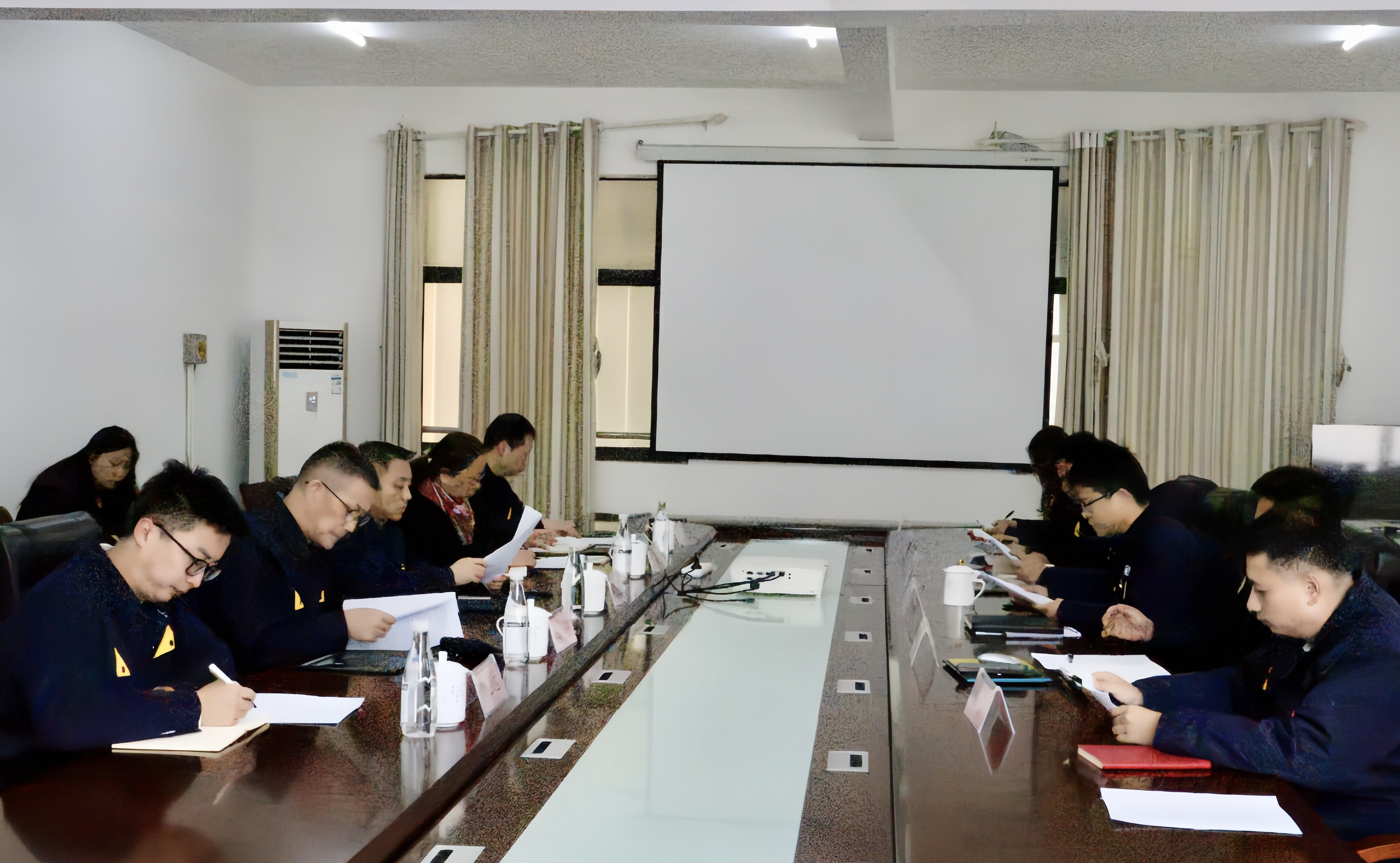 會(huì)議現(xiàn)場(chǎng).jpg 會(huì)議現(xiàn)場(chǎng).jpg