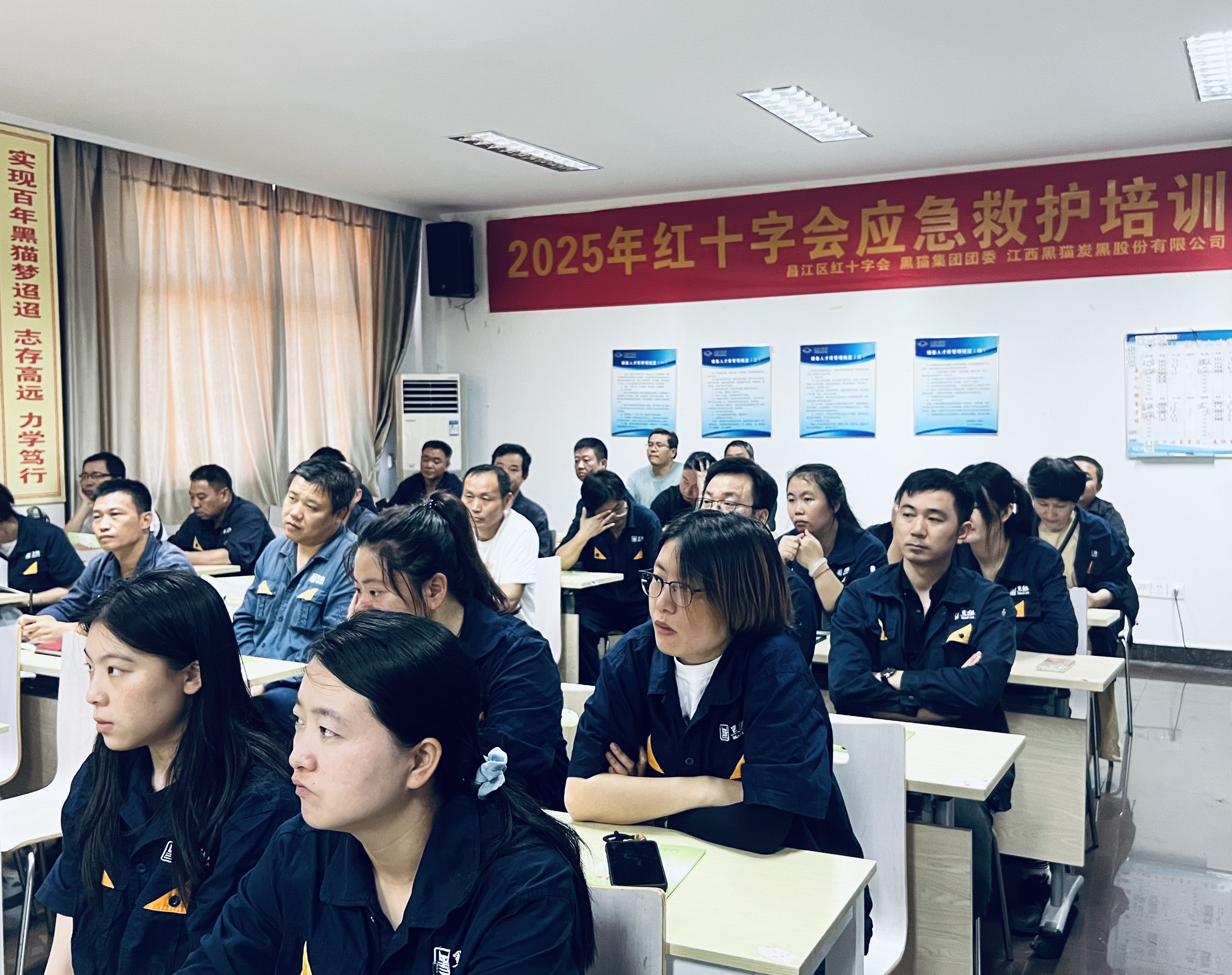 學(xué)員們認(rèn)真學(xué)習(xí).jpg
