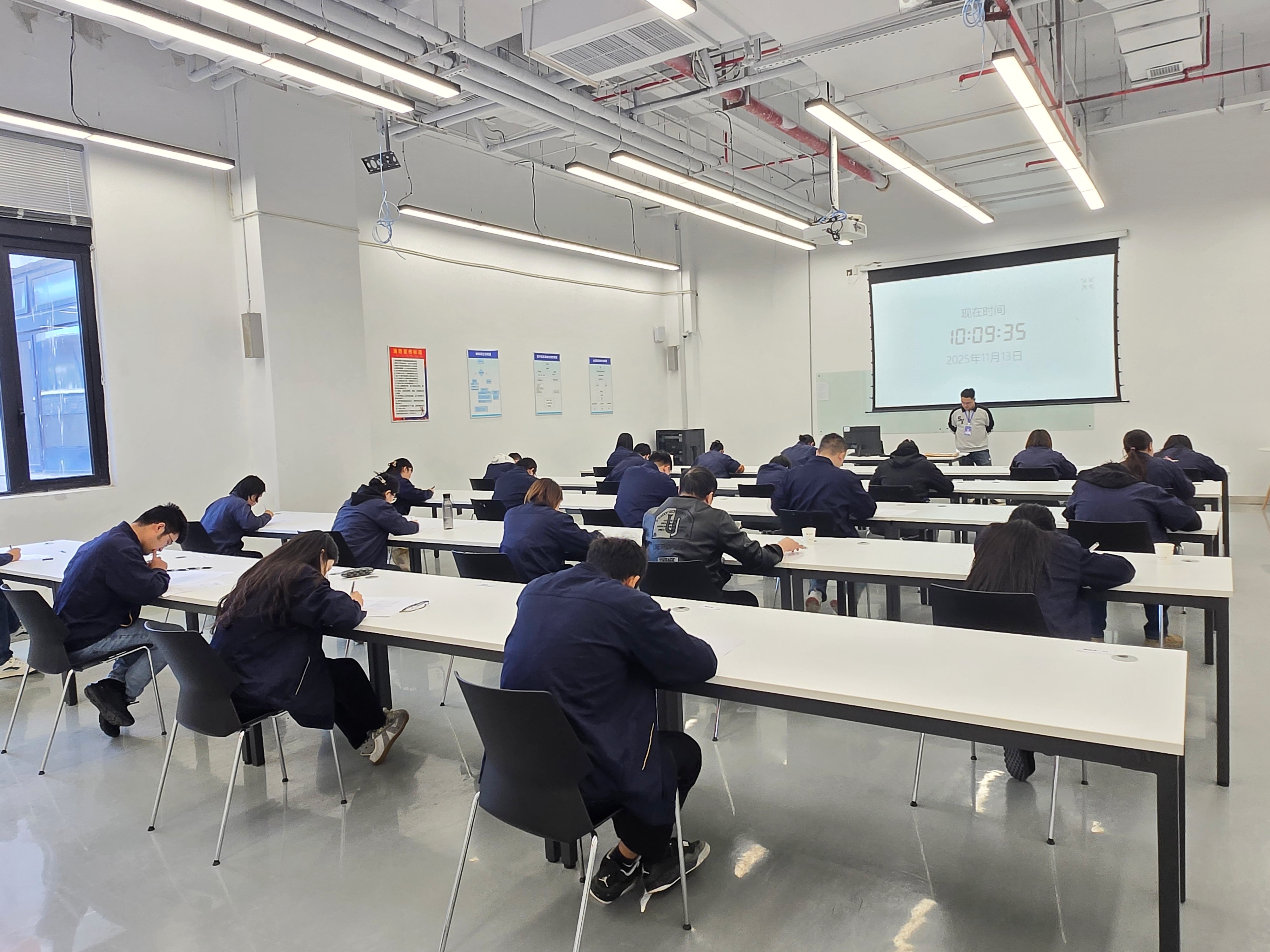 筆試現(xiàn)場(chǎng)01.jpg 筆試現(xiàn)場(chǎng)01.jpg