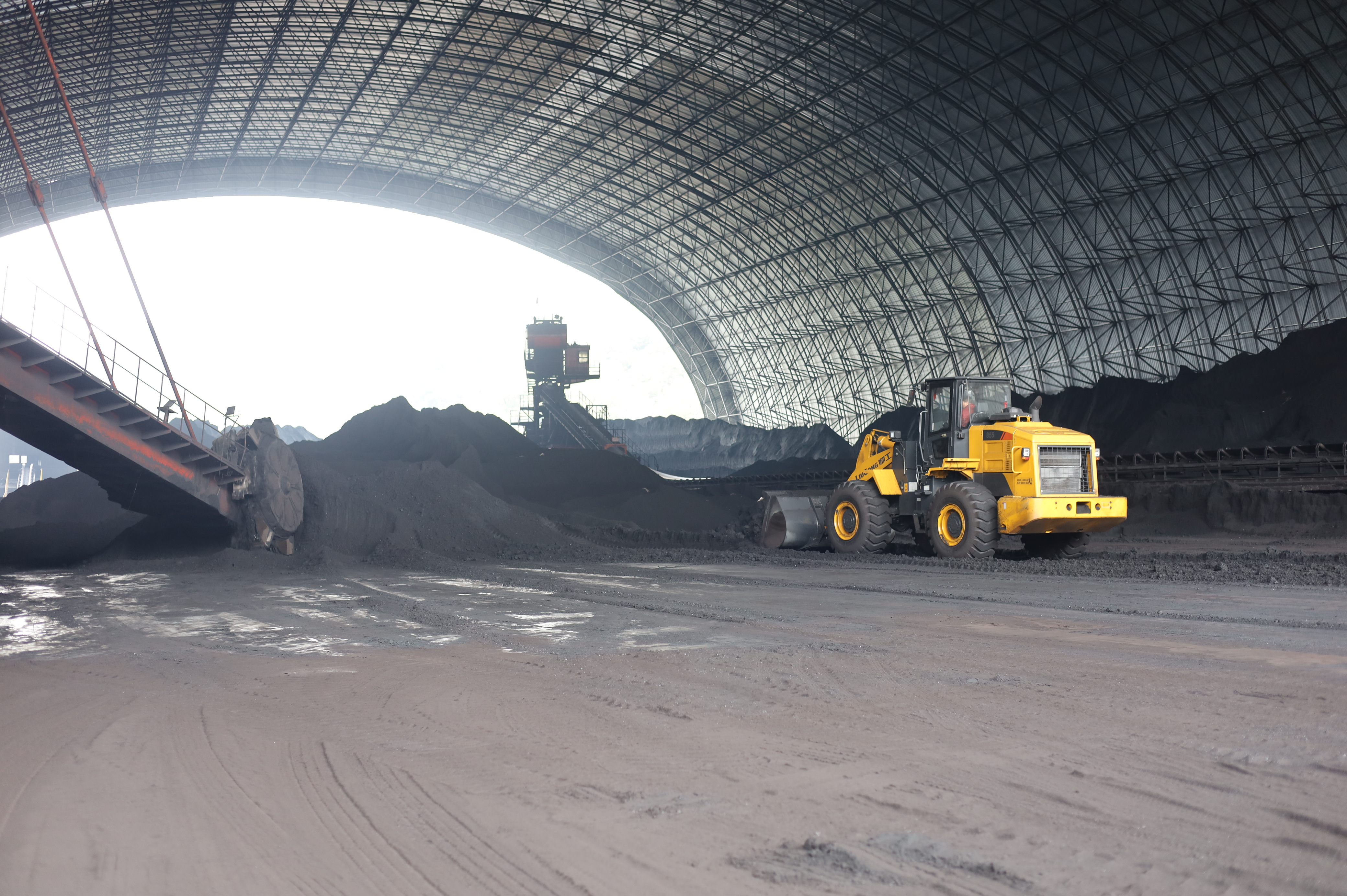 對進廠煤進行分區(qū)分類擺放 景焦能源公司沈穎攝 (2).JPG