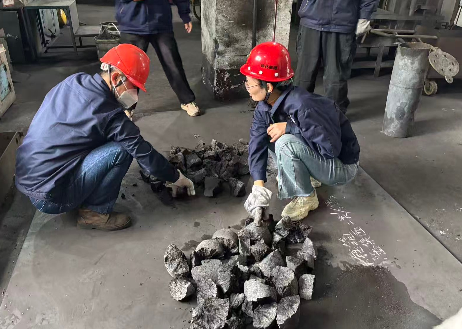 對焦炭成品進行分析 景焦能源公司莫韻攝.jpg 對焦炭成品進行分析 景焦能源公司莫韻攝.jpg