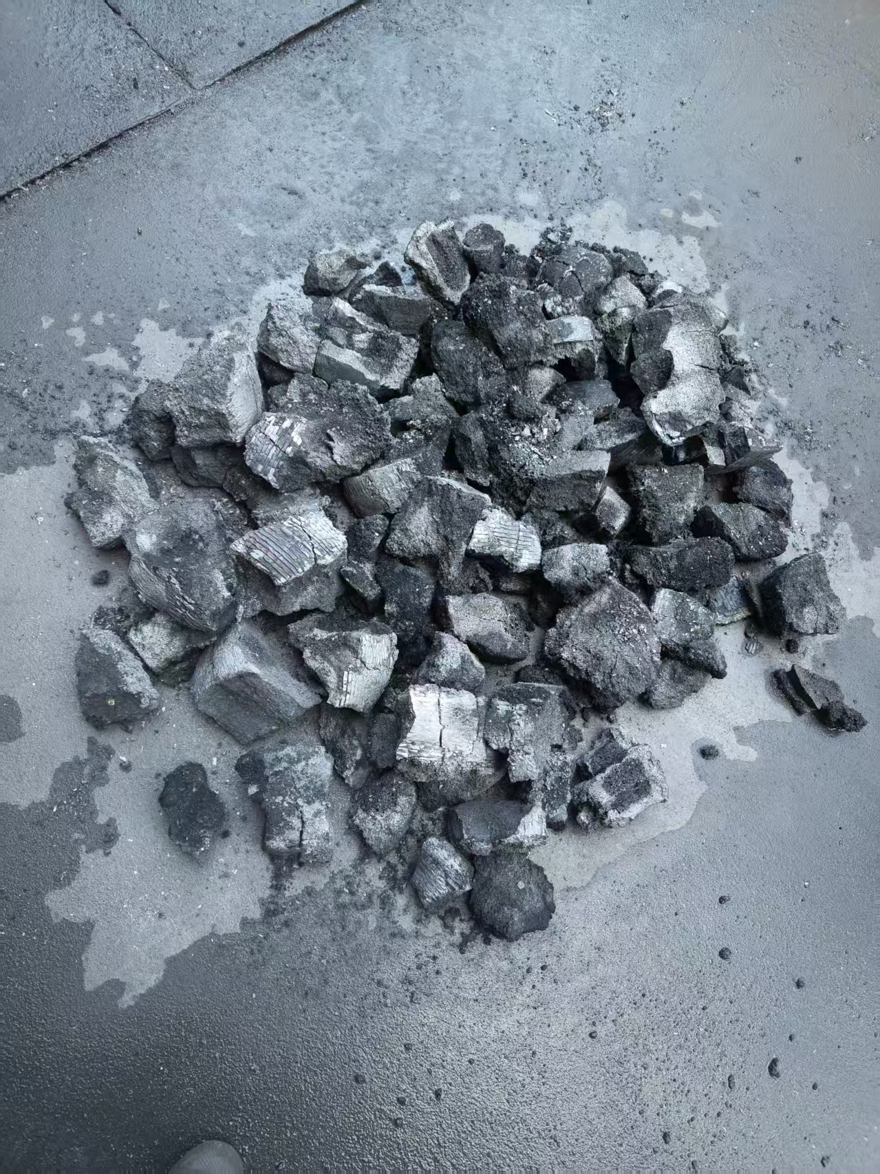 小焦爐試驗后的焦炭成品 景焦能源公司莫韻攝.jpg 小焦爐試驗后的焦炭成品 景焦能源公司莫韻攝.jpg