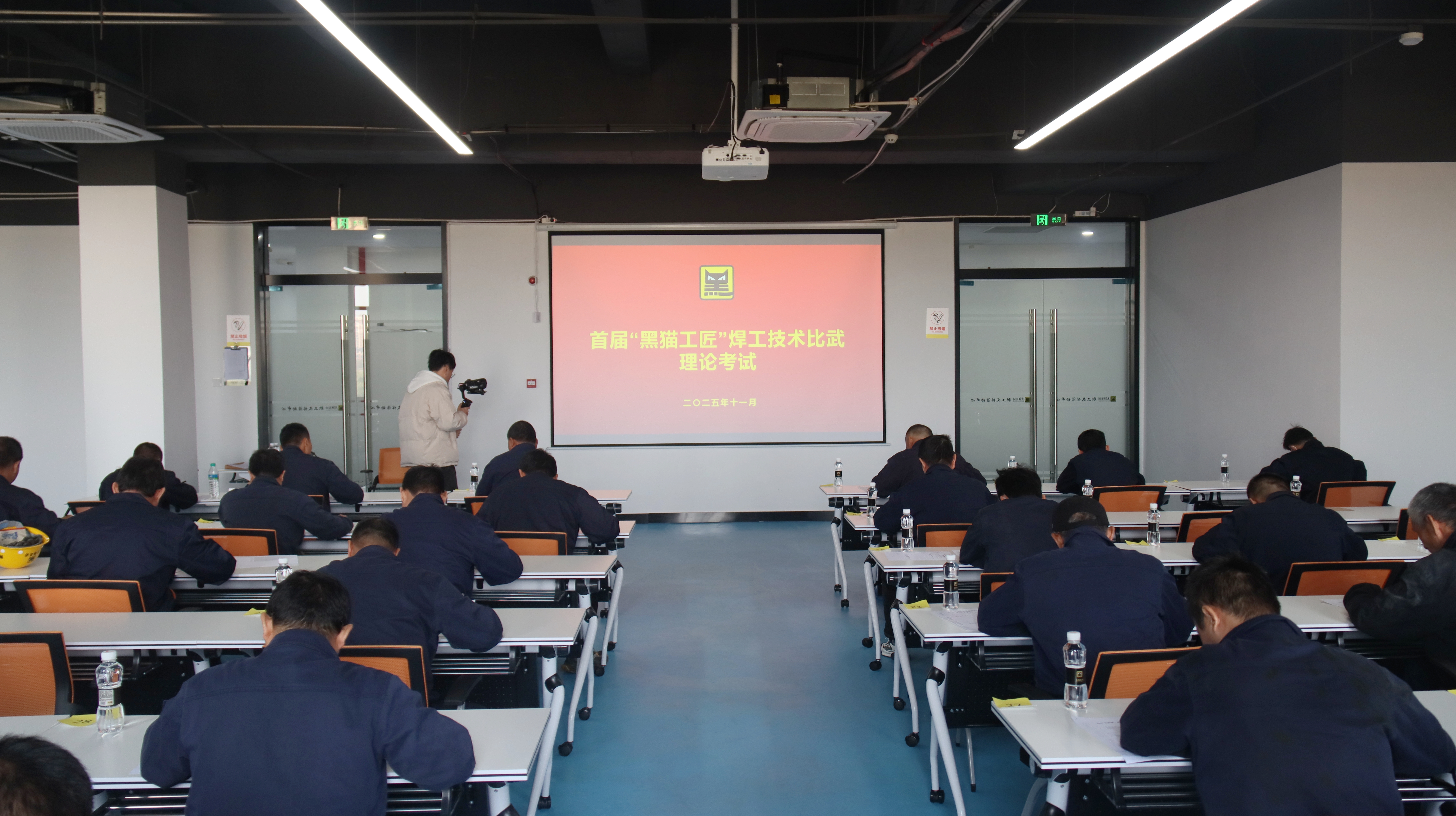 筆試現(xiàn)場.jpg 筆試現(xiàn)場.jpg