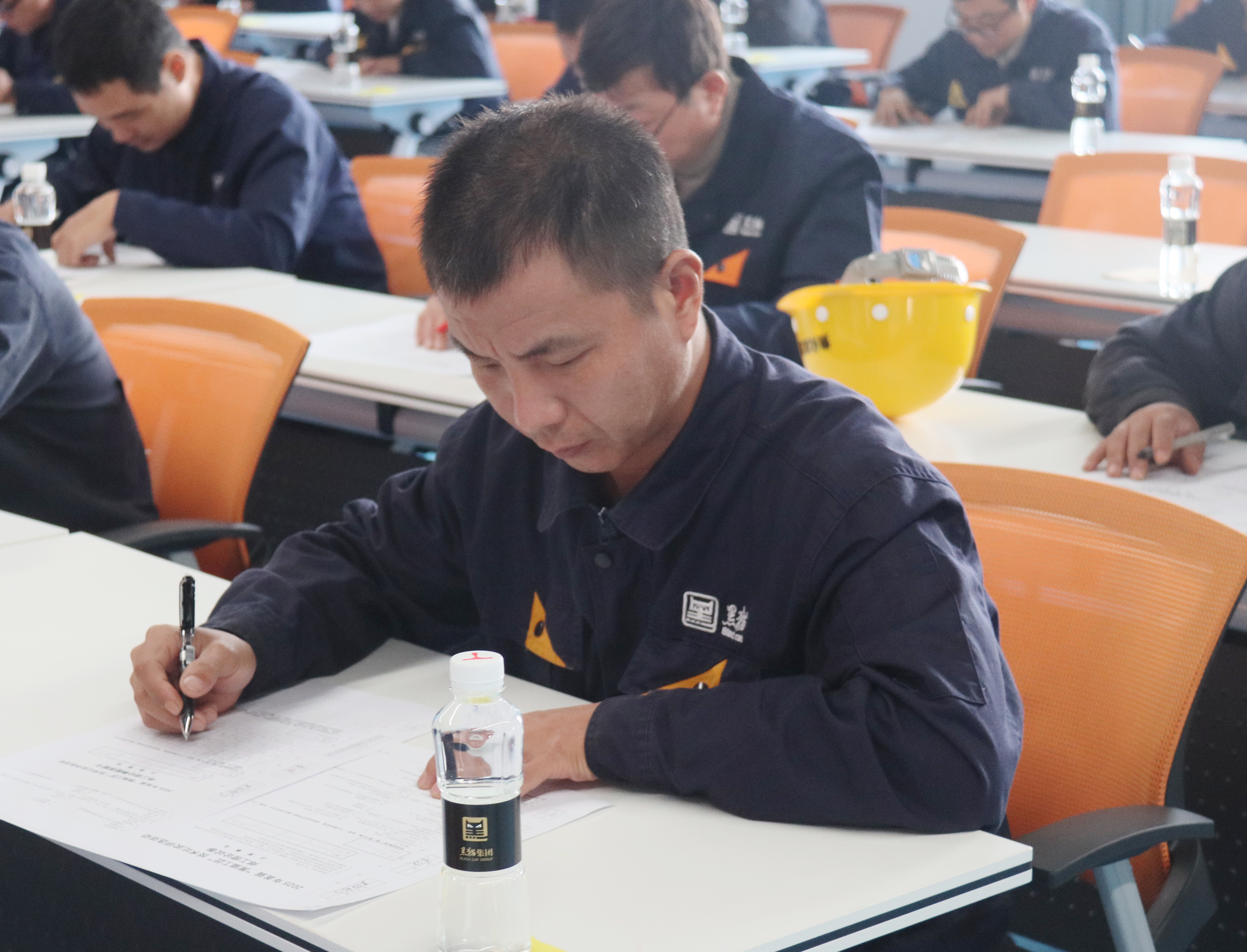 選手認(rèn)真答題02.jpg 選手認(rèn)真答題02.jpg