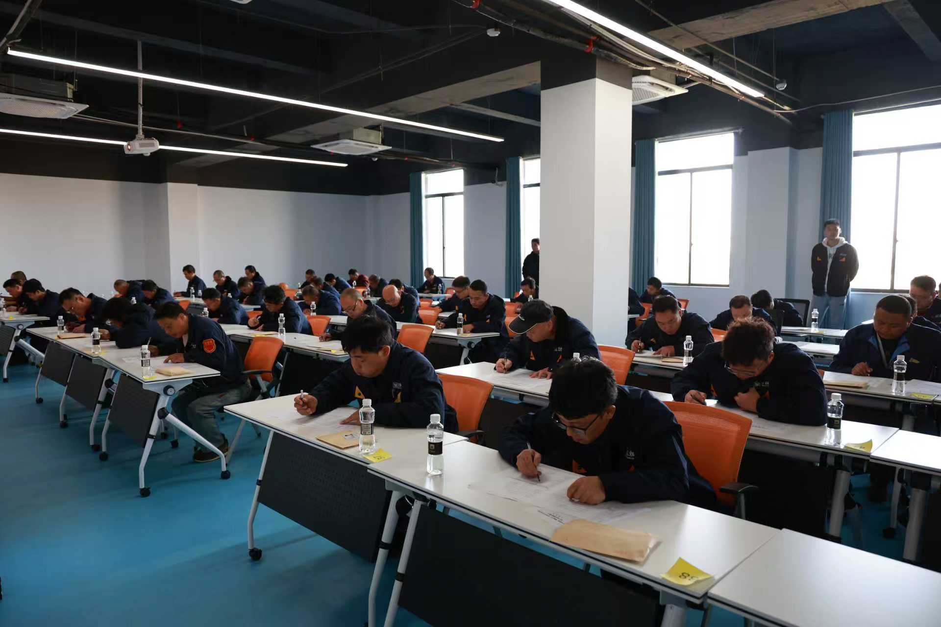 選手認(rèn)真答題01.jpg 選手認(rèn)真答題01.jpg